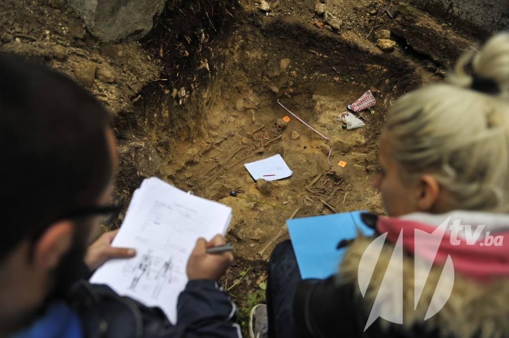 Stećci, nadgrobni spomenici ili kako mnogi vole reći grobovi naših predaka su, prema riječima arheologa i stručnjaka jako zapostavljeni. Srednjovjekovni nadgrobni spomenici, stari i do 500 godina, podsjetnik su na jedno vrijeme, kraljeve, vlasteline koji su djelovali i vladali na ovom području prije nekoliko stotina godina. Srednjevjekovna Bosna je bila i ostala zemlja stećaka. Obično su ukrašeni srednjovjekovnim simbolima koji su uklesani kao plitki ili rjeđe ulegnuti reljef. (Samir Yordamoviç - Anadolu Ajansı)