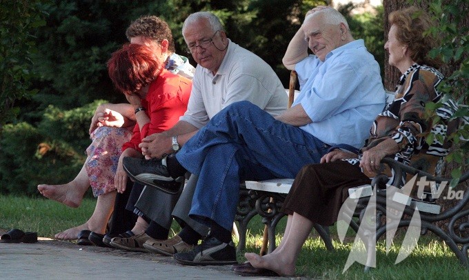 U državama Balkana prosječna primanja penzionera su znatno niža od ionako niskih prosječnih primanja ostalih građana te tako većina penzionera nema dovoljno novca ni za osnovne životne potrepštine (Samir Yordamoviç - Anadolu Ajansı)
