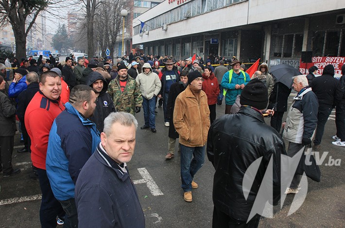 Na platou ispred spaljene zgrade Sodaso danas se u Tuzli okupilo