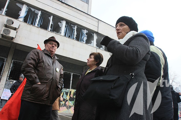 Na platou ispred spaljene zgrade Sodaso danas se u Tuzli okupilo