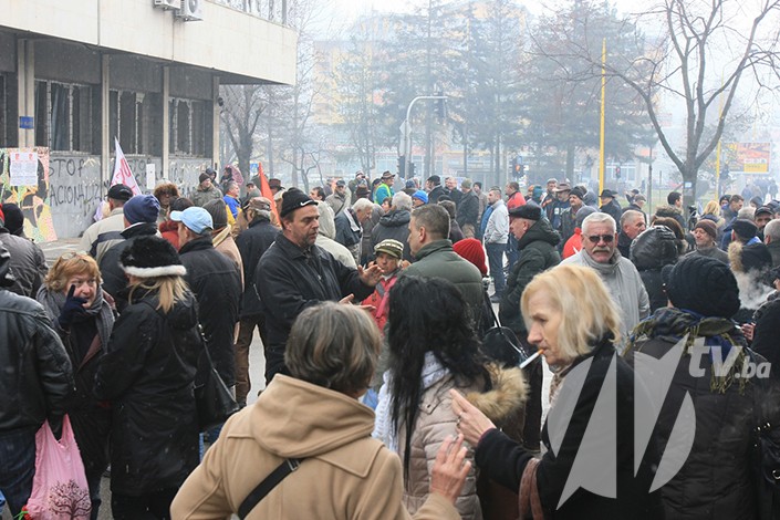 Na platou ispred spaljene zgrade Sodaso danas se u Tuzli okupilo