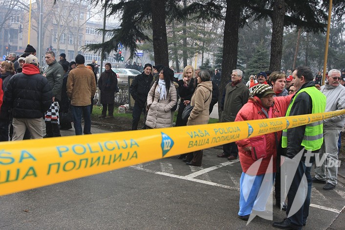 Na platou ispred spaljene zgrade Sodaso danas se u Tuzli okupilo