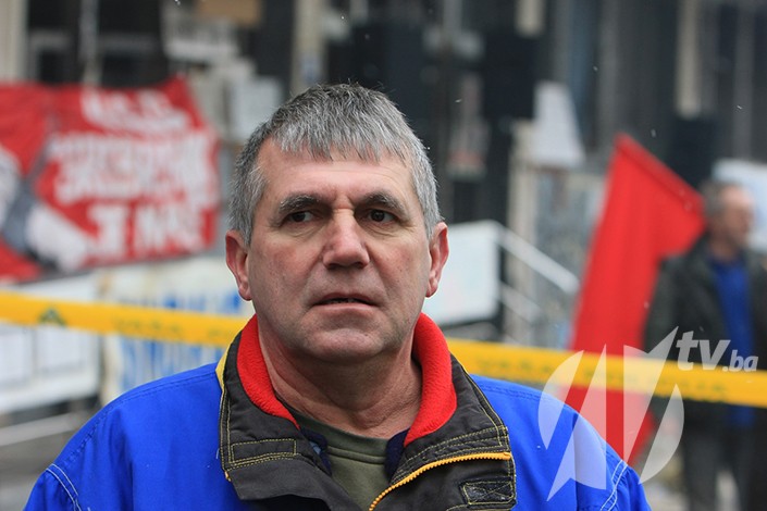 Na platou ispred spaljene zgrade Sodaso danas se u Tuzli okupilo