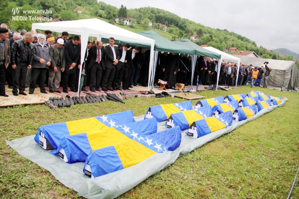 dani-genocida-u-bratuncu-dzenaza-za-sest-sehida-porodice-traze-300-ubijenih_1399067552