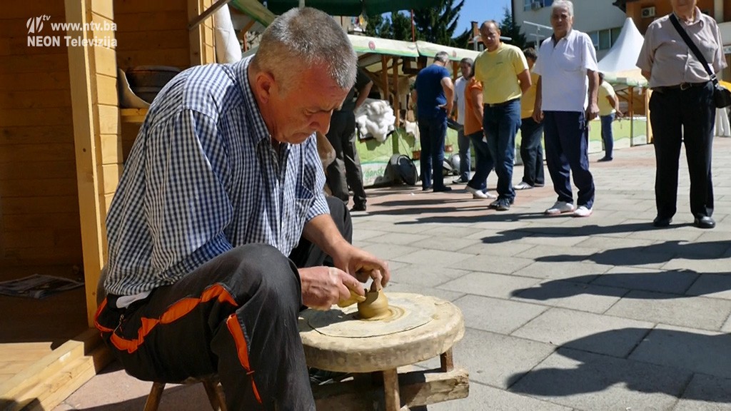 Emsedin Orhan iz sela Lješeva kod Visokog jedan je od rijetkih grnčara koji radi i živi od ovog zanata starog tisućama godina. Nažalost, kako je rekao, njegovim stopama ne žele sinovi. ( Srecko Stipovic - Anadolu Agency )