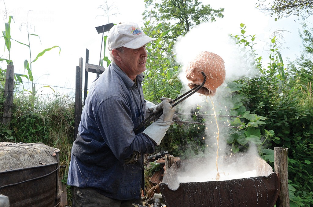 Emsedin Orhan iz sela Lješeva kod Visokog jedan je od rijetkih grnčara koji radi i živi od ovog zanata starog tisućama godina. Nažalost, kako je rekao, njegovim stopama ne žele sinovi. ( Srecko Stipovic - Anadolu Agency )
